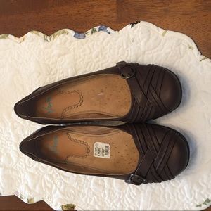 Yuu round-toe brown leather flats